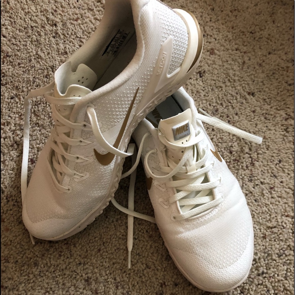 Tennis shoes